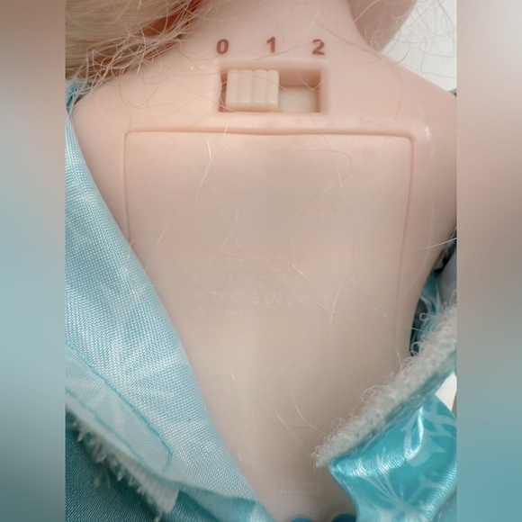 Disneys Singing Frozen Princess Elsa Doll - Picture 6 of 10